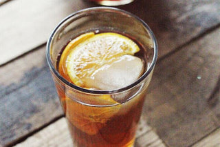 Relax Poolside With This Refreshing Honey & Orange Sweet Tea - Hey Honey Beauty